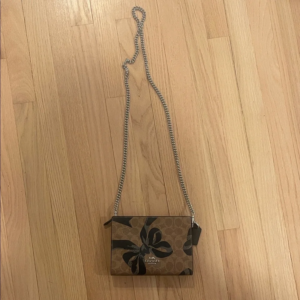 Coach Brown Bow Print Crossbody Bag
Brand new but tag is removed
Never used - Picture 4 of 10
